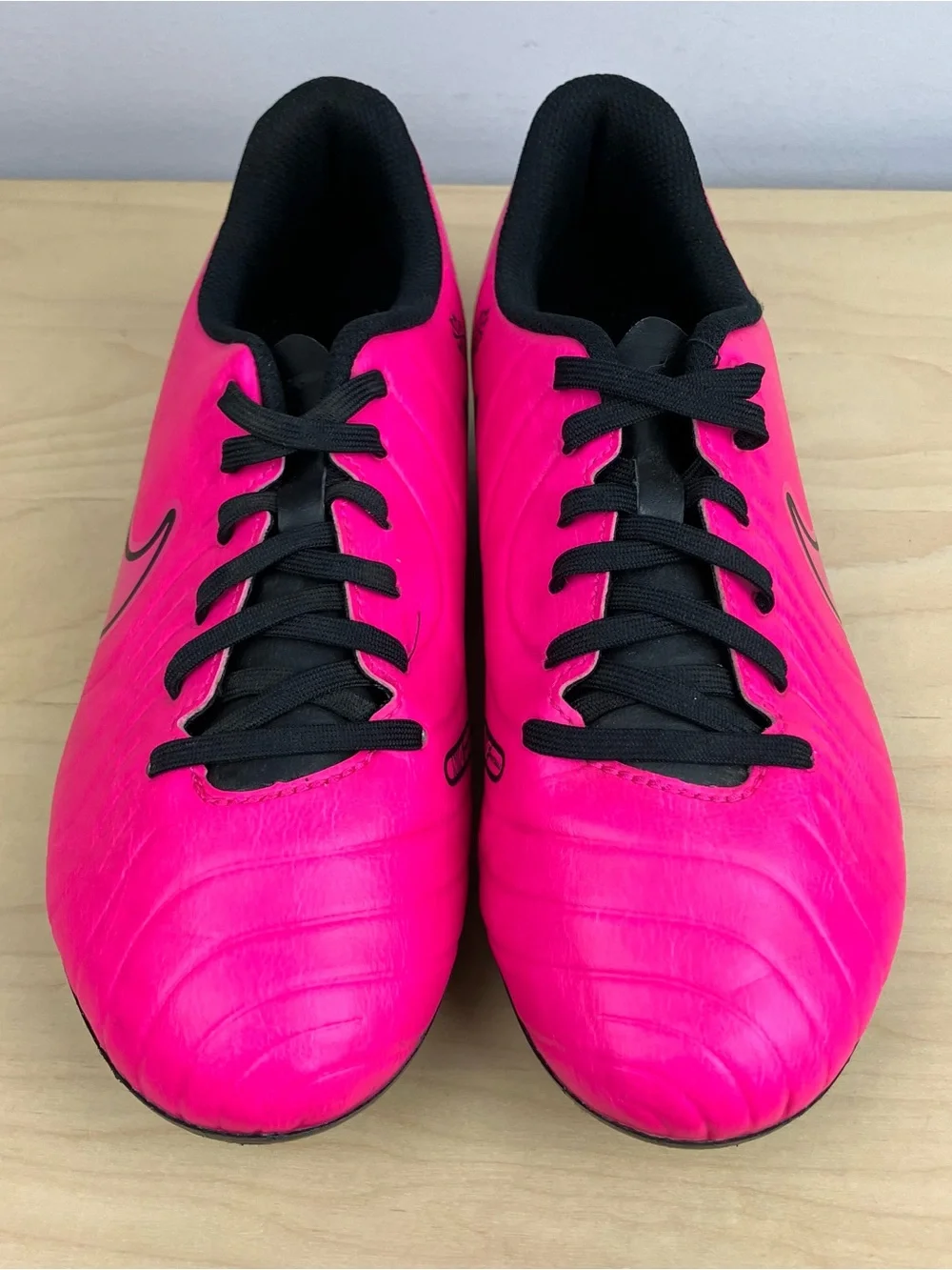 Nike Girls Kids Size 5.5Y Jr. Tiempo Legend Club FG/MG Pink Black Soccer Cleats.